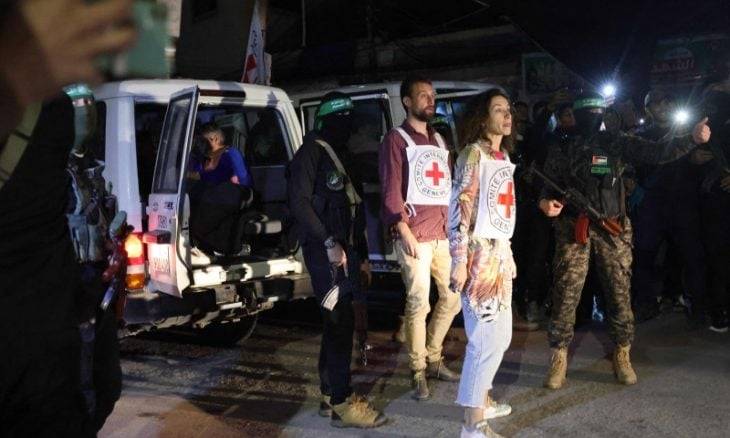 إسرائيلية كانت في غزة: عناصر حماس حمونا بأجسادهم من القصف وعاملونا باحترام (فيديو)