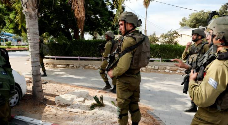 يديعوت أحرونوت: 12 إسرائيليا قتلوا بقذيفة دبابة إسرائيلية