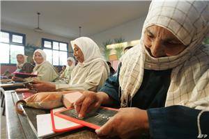 معلمات محو الأمية يشكين تأخر صرف أجورهن