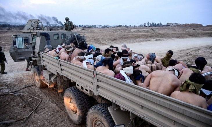 صحيفة إسبانية تشبه اعتقال الفلسطينيين عراة بالنازية في ألمانيا ومعتقلات بينوشيه في تشيلي  (فيديو وصور)
