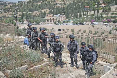 مستوطن يعلّق رأس حمار بالقرب من أضرحة صحابيين جليلين