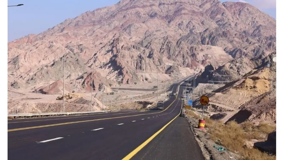 فتح جميع تحويلات الطريق السريع وجسر وادي اليتمّ في العقبة