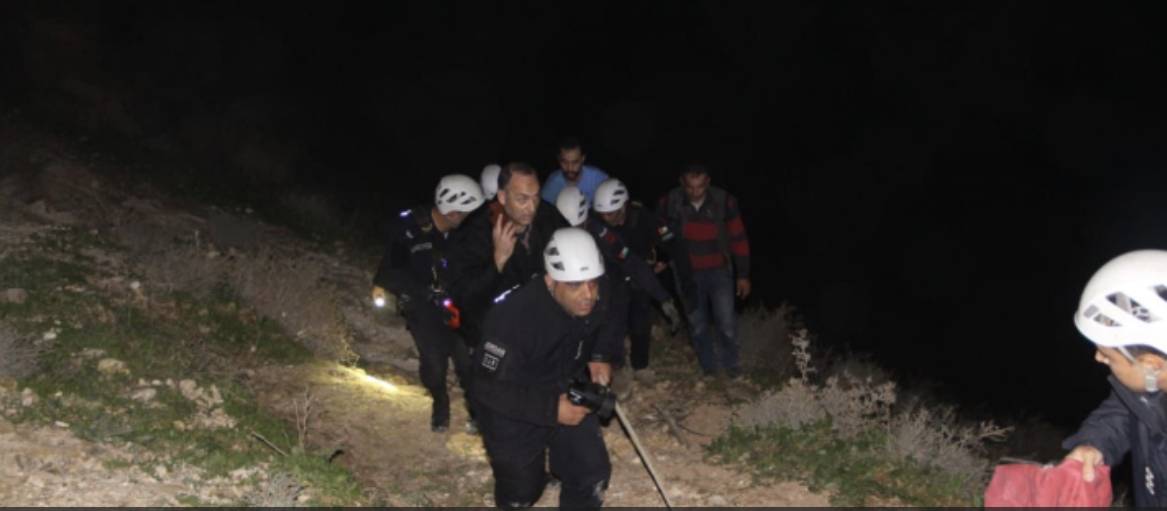 إنقاذ شخص سقط عن منحدر بعمق 150 مترا في إربد