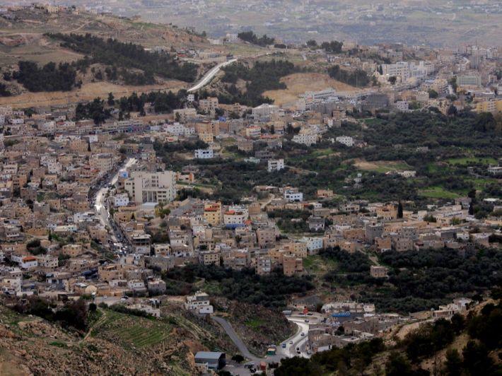 مشاجرة طلابية أمام جامعة الطفيلة