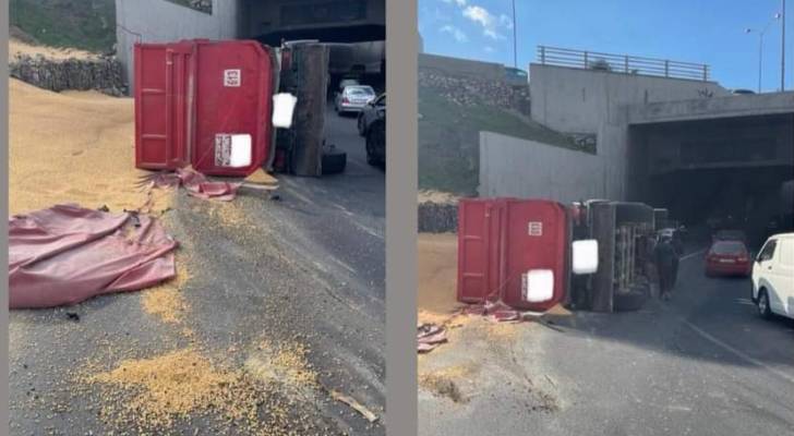 تدهور شاحنة على طريق المطار وانسكاب حمولتها