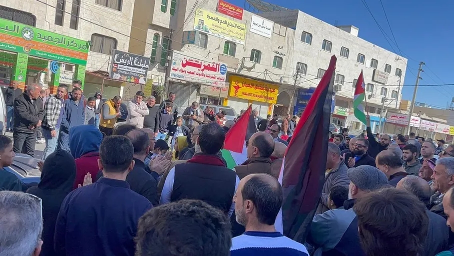 الكرك.. فعالية تطالب بإغلاق الحدود بوجه مرسلي الخضار والفواكه للاحتلال ومحاسبتهم