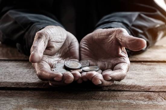 الزرقاء: ضبط متسول في أحد المساجد يتقاضى راتب تقاعد مدني