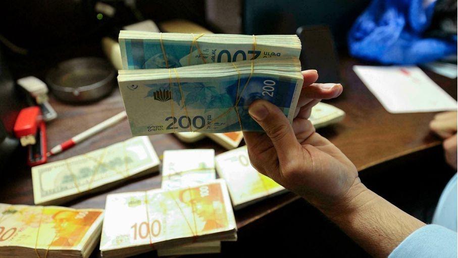 الاحتلال سرق نحو 25 مليون دولار من أموال الغزيين خلال العدوان