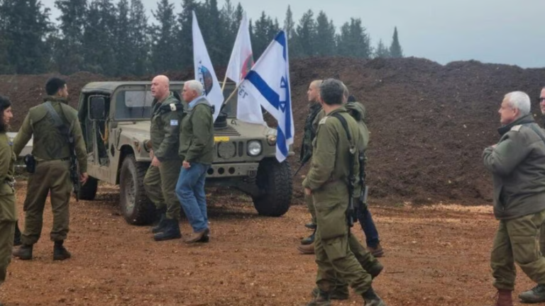 من أجل إسرائيل.. نائب الرئيس الأمريكي يوقّع على قذيفة مدفعية قبل إطلاقها نحو لبنان (صور)