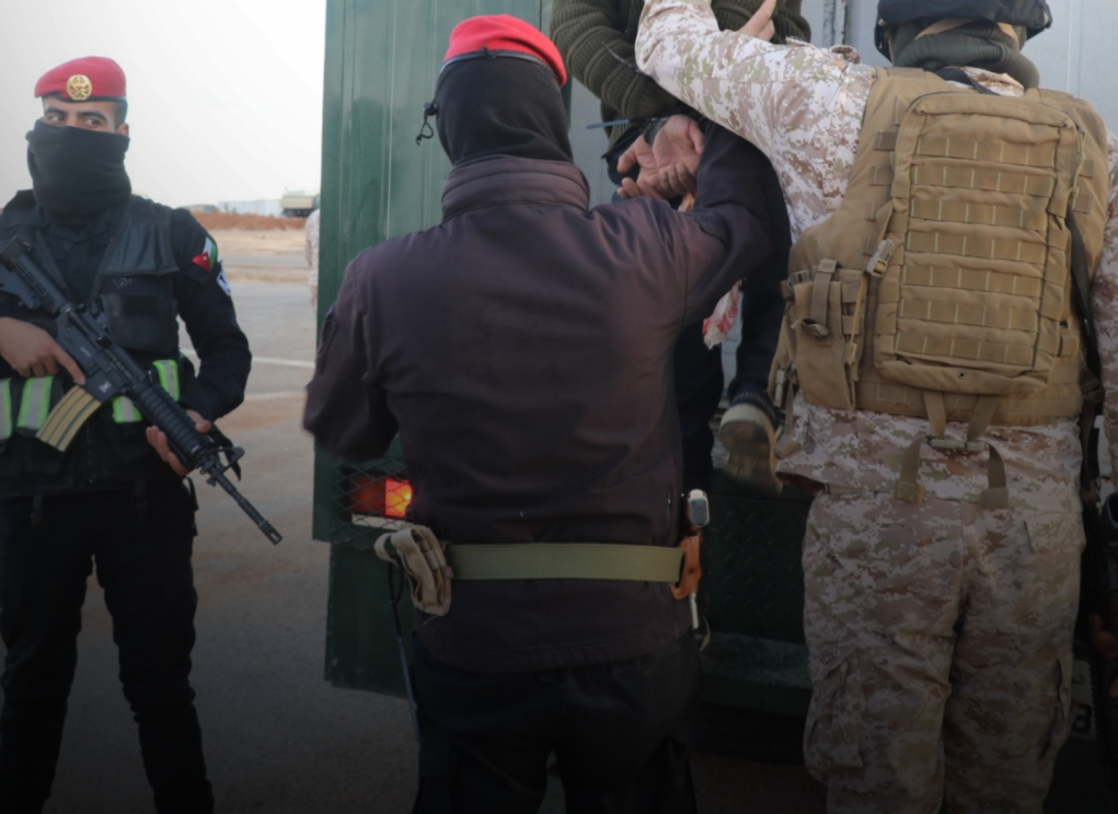 القوات المسلحة: مقتل 5 وإلقاء القبض على 15 مهربًا للمخدرات عبر الحدود الشمالية