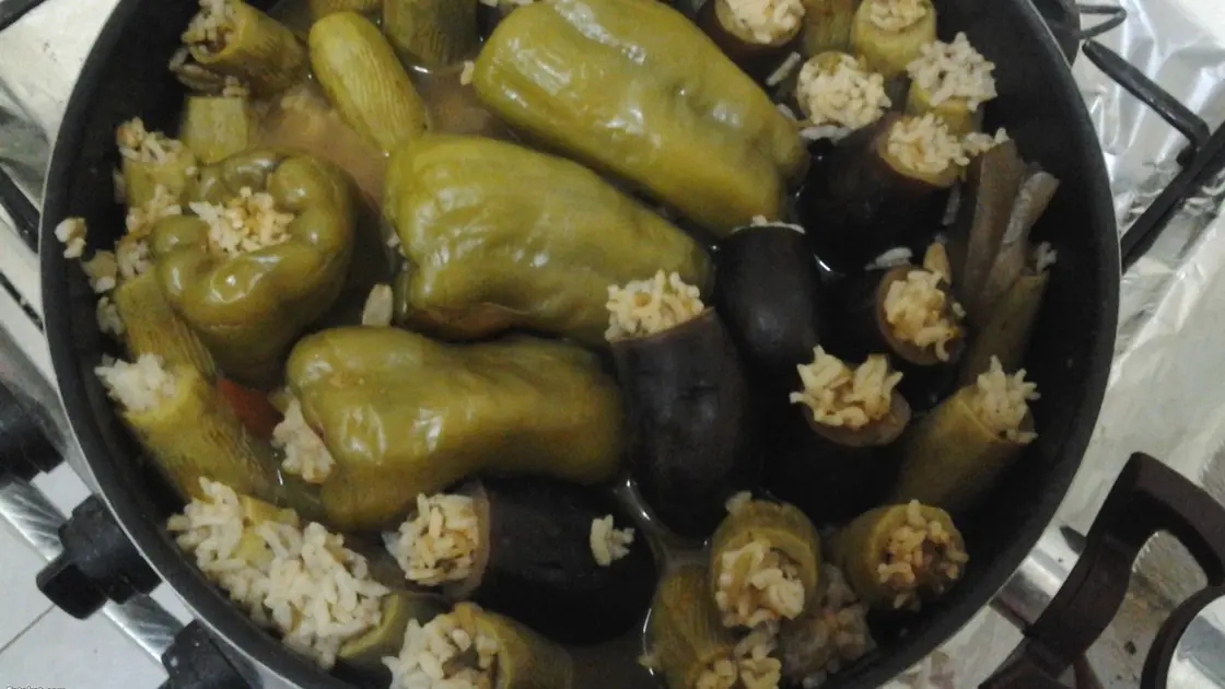 بسبب وجبة محشي.. وفاة مصري وابنه وتدهور صحة باقي أسرته