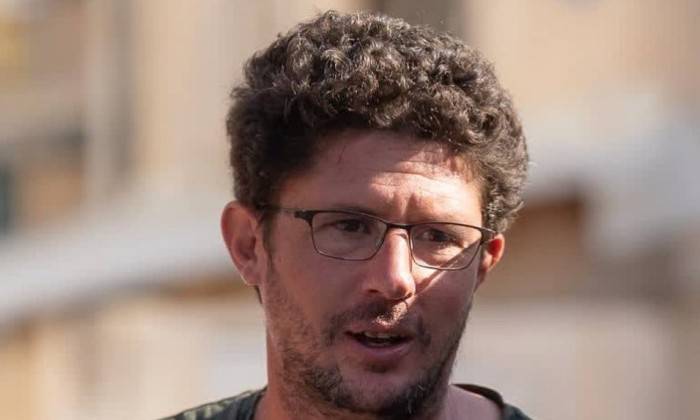 فيديو || إصابة مغن إسرائيلي وممثل نيتفلكس بجروح خطيرة خلال قتاله في غزة