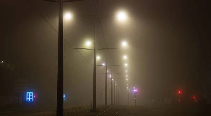 ضباب كثيف وشبه انعدام للرؤية في بعض المناطق بالأردن