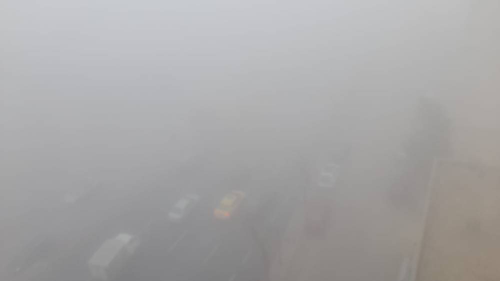 تحذير للسائقين.. الضباب يلف مناطق واسعة من العاصمة عمان