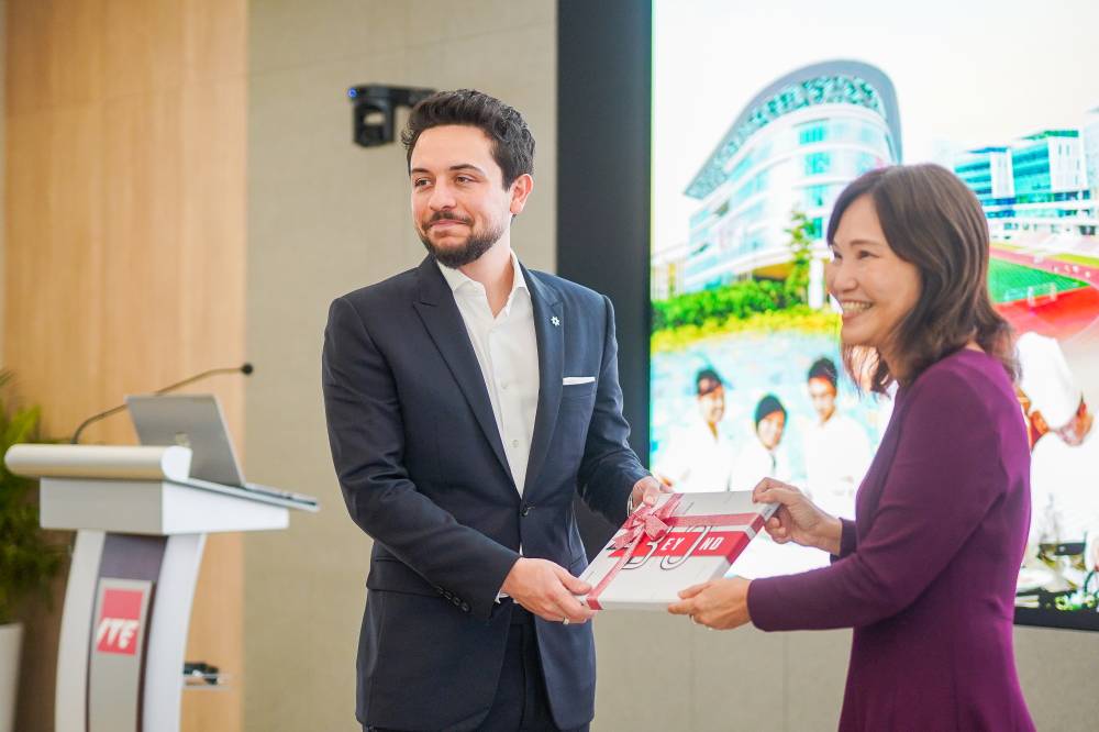 ولي العهد يزور معهد التعليم التقني السنغافوري