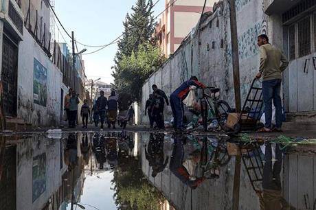 مخاوف من فيضان في غزة مع استمرار الأمطار ودمار شبكات الصرف الصحي
