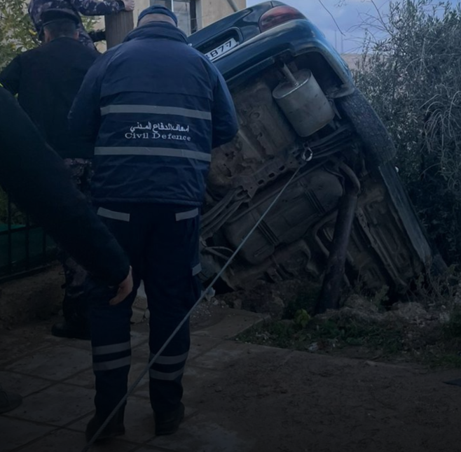 مركبة تقتحم باحة منزل إثر تدهورها في مرج الحمام بعمان