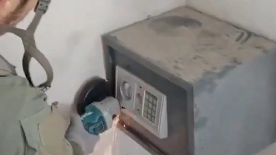 فيديو.. جنود إسرائيليون يفتحون خزنة بمنزل استولوا عليه بغزة