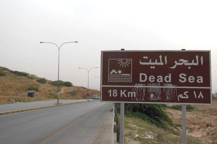 8 إصابات بتصادم مركبتين على طريق البحر الميت