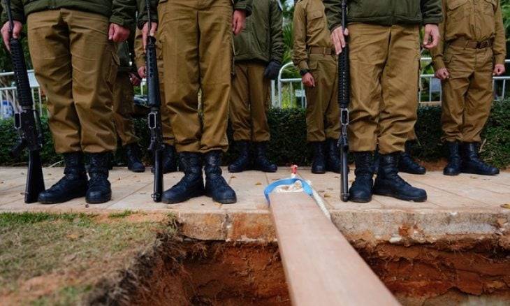 والدة جندي إسرائيلي كان أسيراً في غزة: جيشنا قتله عمدًا.. ضحّوا به ثم سرقوا شاهدة قبره