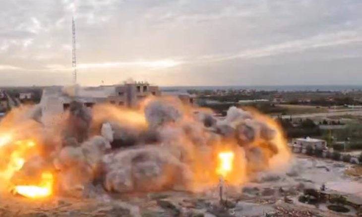 جيش الاحتلال الإسرائيلي يفجر مبنى جامعة “الإسراء” الرئيسي جنوب غزة (فيديو)