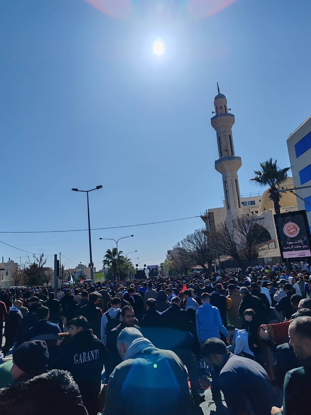 مسيرة حاشدة قرب السفارة الأميركية إسنادًا لغزة