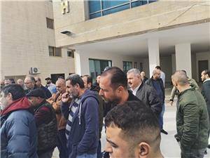 سائقو التطبيقات الذكية يستأنفون اعتصامهم أمام النقل