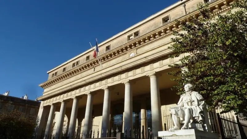 اعتدوا على لاعب كرة قدم.. الحكم بالسجن على 3 عناصر بالشرطة الفرنسية