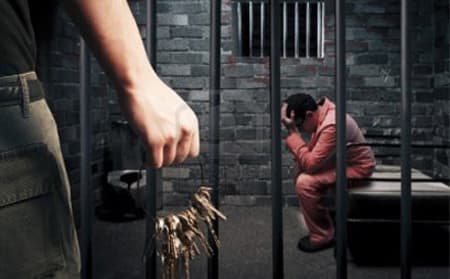 قُبلة صاحب بقّالة تزجّ به في السجن 8 سنوات