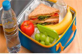 التربية:بسكوت وتفاح وخيار وموز للطلبة