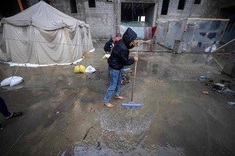 أوضاع صعبة بقطاع غزة مع هطول الأمطار