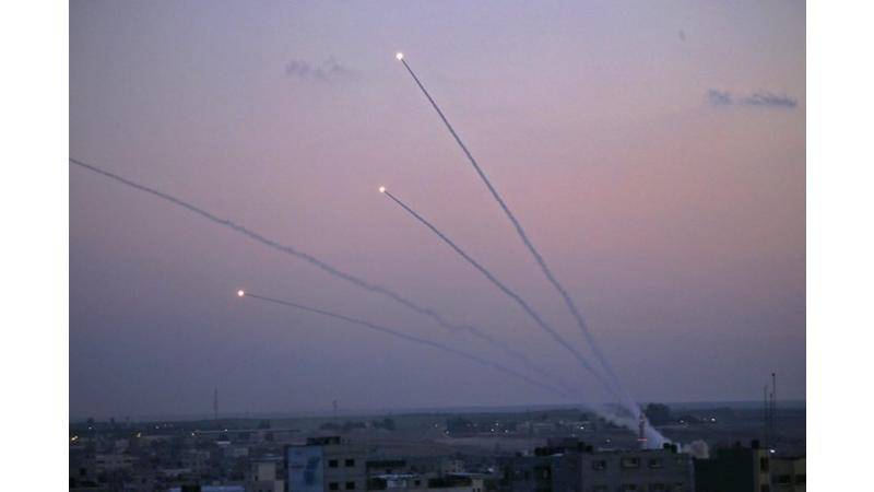 المقاومة تقصف غلاف غزة وتضرب دبابات الاحتلال بقذائف الياسين 105