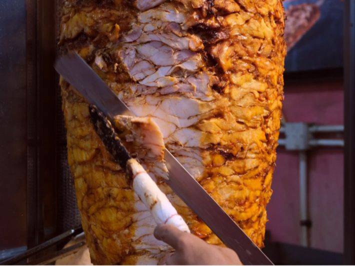 هل مُنع استخدام المايونيز داخل ساندويشات الشاورما في الأردن؟ الغذاء والدواء تجيب