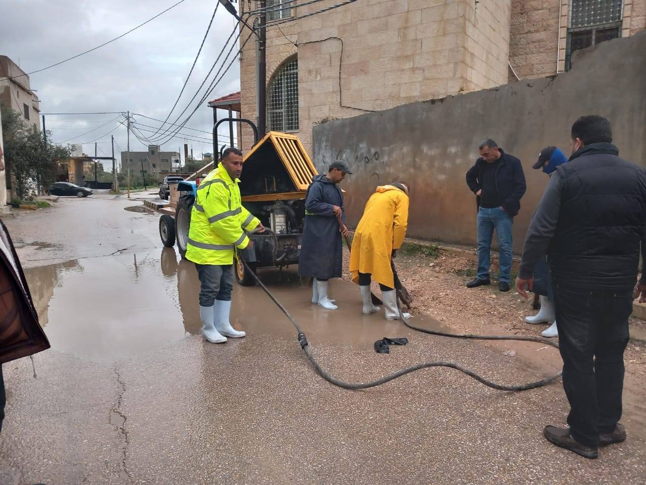 بلديات تتعامل مع ارتفاع منسوب للمياه وانهيار جدران في جرش وسقوط عامود إنارة بالبلقاء