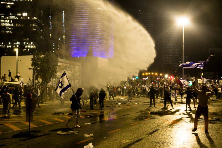 الشرطة الإسرائيلية تقمع وتعتقل عددا من المتظاهرين المطالبين بإسقاط نتنياهو في تل أبيب... والأخير ينتقد