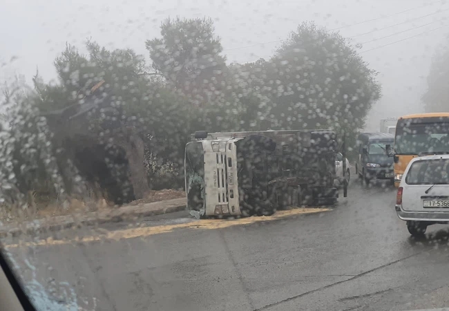 انزلاق مركبة في الفحيص نتيجة الحالة الجوية