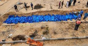 نازحون في غزة يحفرون مقبرة جماعية لدفن 30 جثمانا مجهول الهوية