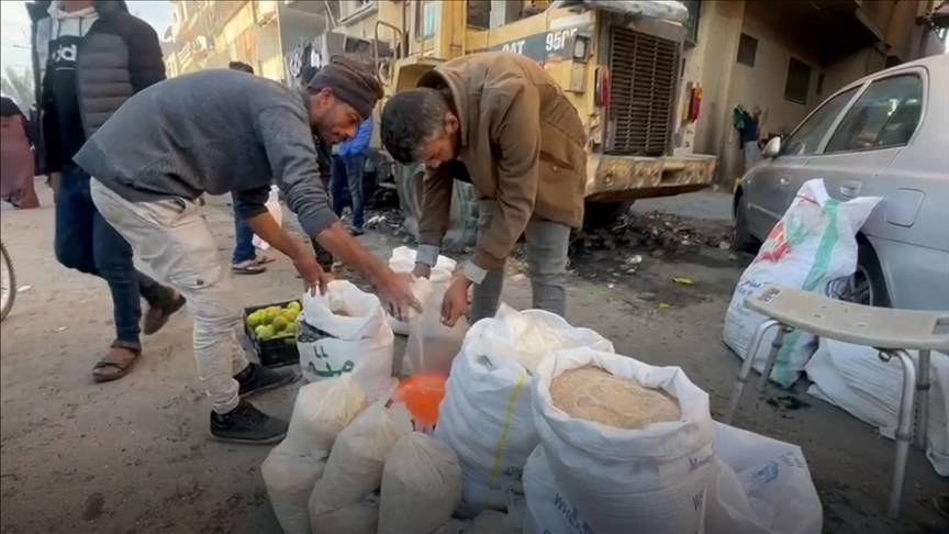 بالفيديو.. فلسطيني يبكي من الفرح بعد حصوله على كيس من الدقيق