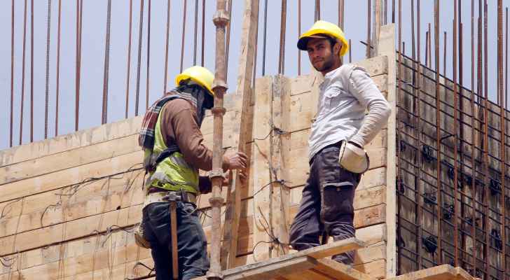 الحكومة تحدد الحد الأدنى لـ”العمالة الأردنية” الواجب تعيينها في مشاريع الإعمار