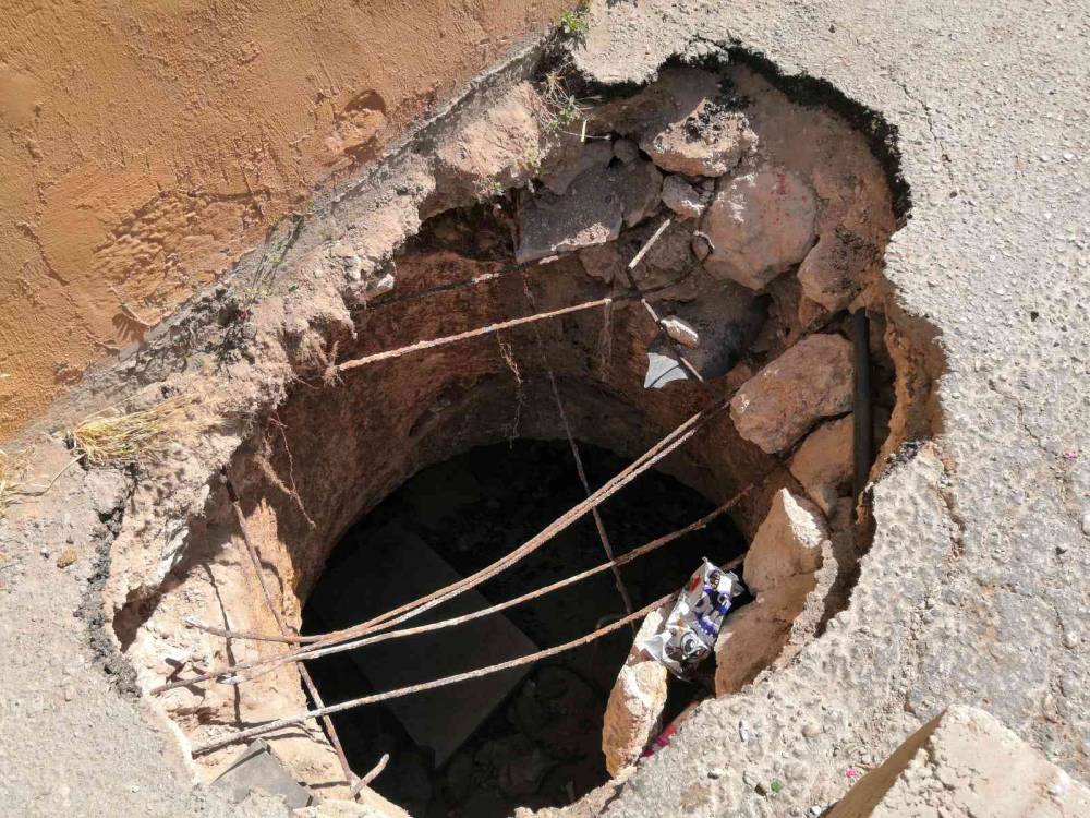 إسعاف ثلاثيني سقط بحفرة امتصاصية في كفرخل