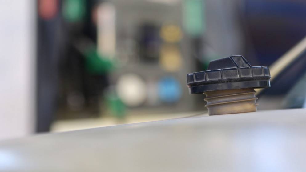 الحكومة تقرر رفع سعر البنزين بنوعيه وتثبيت السولار والكاز