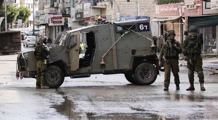 قوات الاحتلال تطلق النار صوب شاب في الخليل بزعم تنفيذ عملية دهس