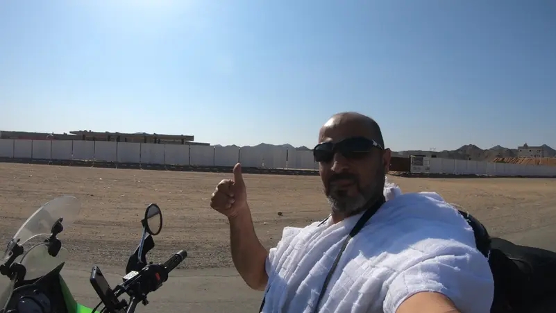 صور وفيديو.. أردني يقطع 3000 كلم لأداء العمرة بدراجته النارية