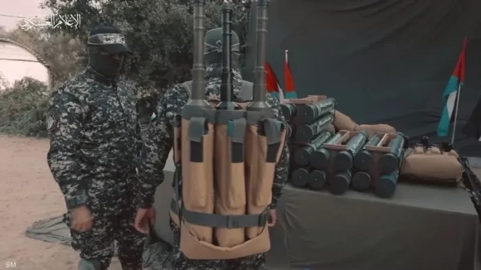 صحيفة عبرية: جنود الجيش ينسحبون من مواقعهم بغزة مخلفين عتادهم العسكري