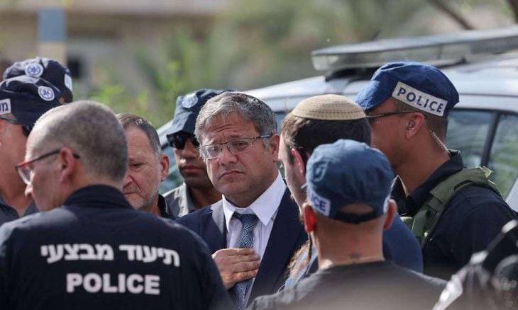 حراس بن غفير يطاردونه... والأخير يفر باستخدام سياره جاره