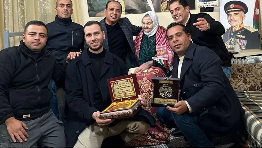 عالجت جنودا أردنيين في الـ 67.. قيادة ميداني نابلس تزور الحاجة الفلسطينية آمنة واكد