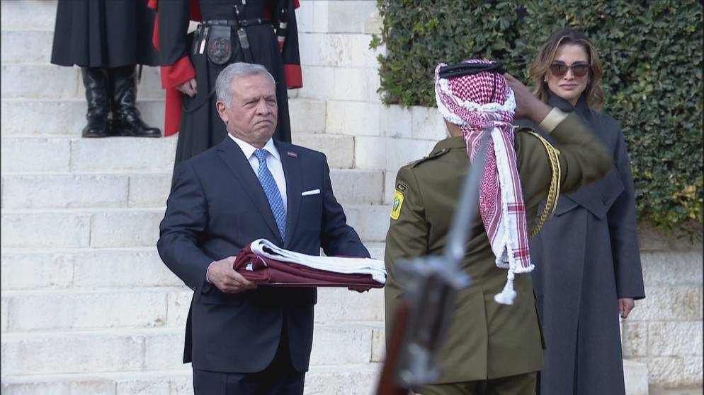 بث مباشر: مراسم رفع علم اليوبيل الفضي لتولي الملك سلطاته الدستورية