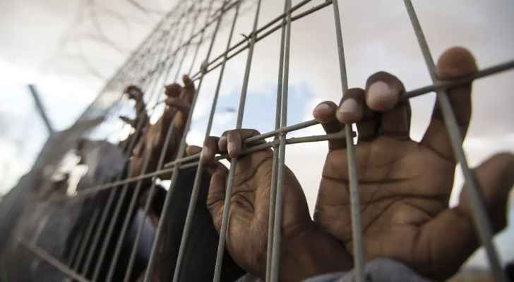 هآرتس: الأسرى الفلسطينيون.. اكتظاظ ودون أغطية وبين الفئران ويغطون النوافذ بـ”النايلون” لتفادي البرد