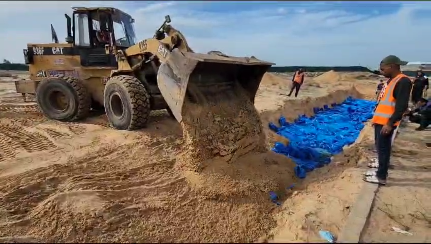 الاحتلال سرق 300 جثة من مقابر غزة