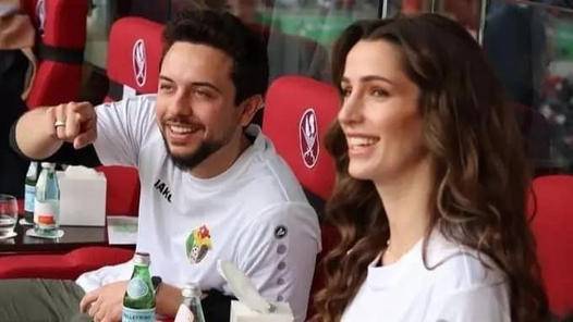 ولي العهد الأمير الحسين في مدرجات استاد لوسيل لحضور نهائي كأس آسيا بين المنتخب الوطني والمنتخب القطري